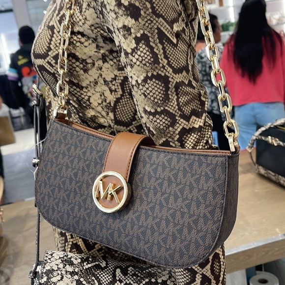 MICHAEL KORS
Carmen Small Shoulder Bag
Brown Signature 
NWT - Picture 3 of 16